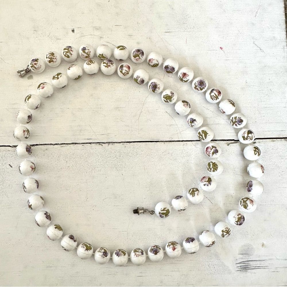 White beaded flower design vintage necklace